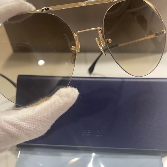 Fendi sunglass with case - Picture 2 of 9
